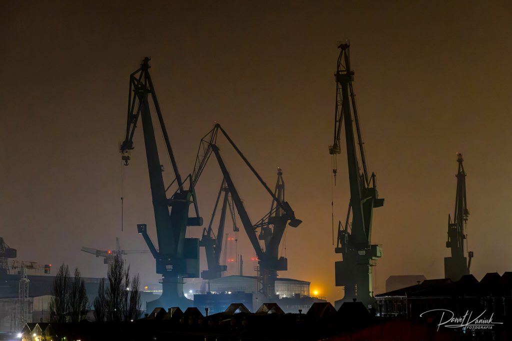 Stocznia Gdańska nocą, dźwigi portowe
